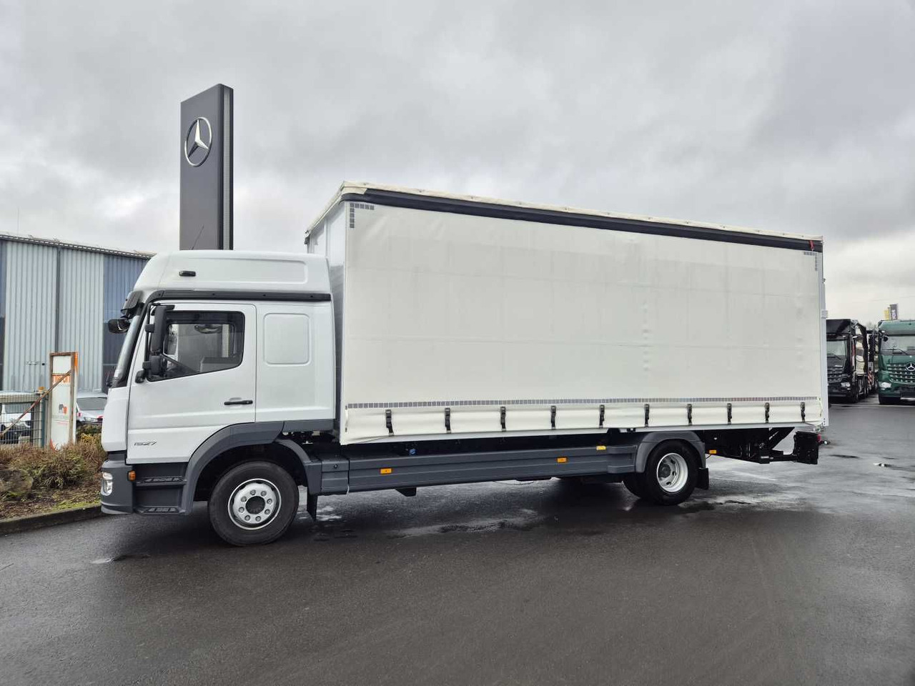 Mercedes-Benz Atego 1527 L L-Haus LBW Palfinger 1.500kg 2 Bett - Camión lona: foto 3 Mercedes-Benz Atego 1527 L L-Haus LBW Palfinger 1.500kg 2 Bett - Camión lona: foto 3