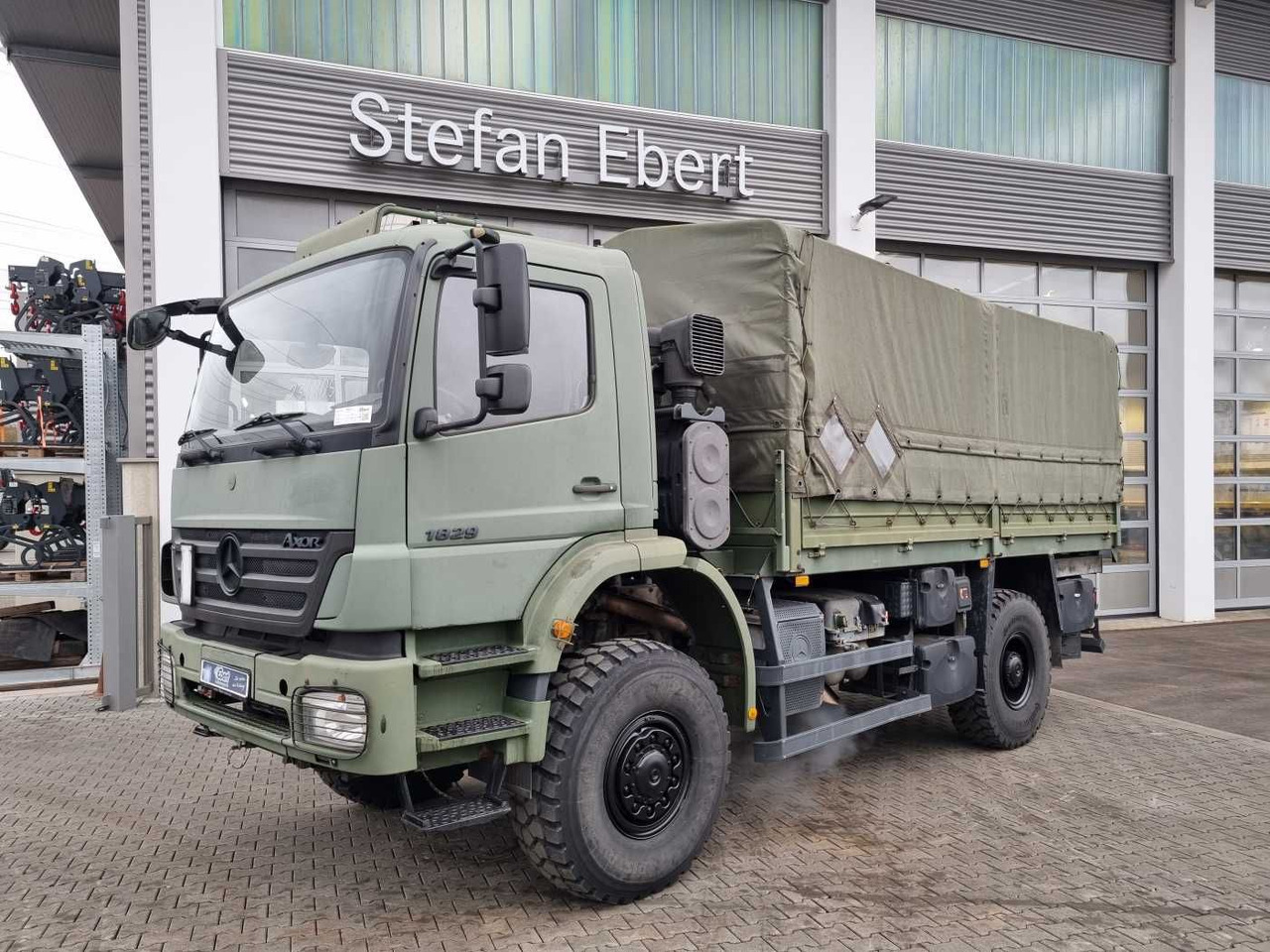 Mercedes-Benz Axor 1829 A 4x4 Pritsche/Plane 10 Stück - Camión lona: foto 1 Mercedes-Benz Axor 1829 A 4x4 Pritsche/Plane 10 Stück - Camión lona: foto 1