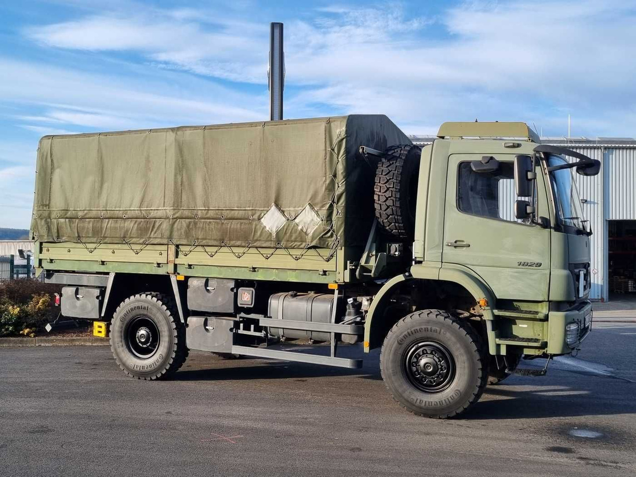 Mercedes-Benz Axor 1829 A 4x4 Pritsche/Plane 10 Stück - Camión caja abierta: foto 4 Mercedes-Benz Axor 1829 A 4x4 Pritsche/Plane 10 Stück - Camión caja abierta: foto 4