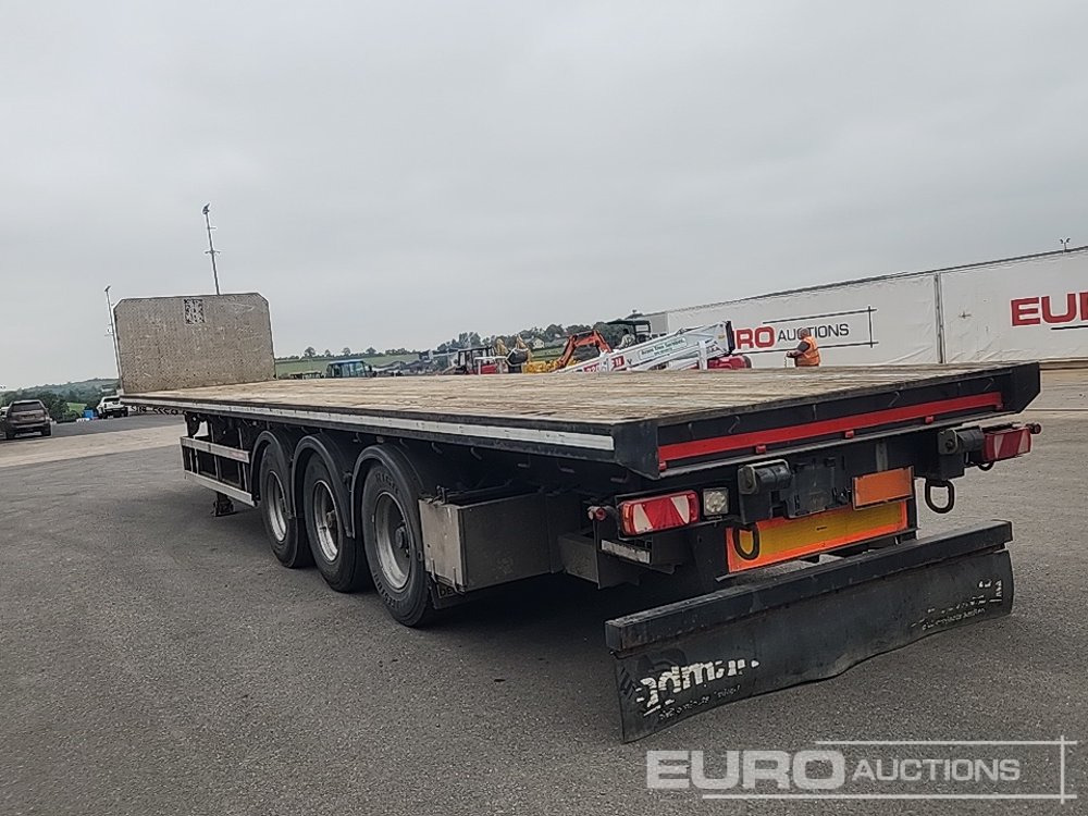 2010 Dennison 45' Tri Axle Flat Trailer, Goal Post Sockets - Semirremolque plataforma/ Caja abierta: foto 2 2010 Dennison 45' Tri Axle Flat Trailer, Goal Post Sockets - Semirremolque plataforma/ Caja abierta: foto 2