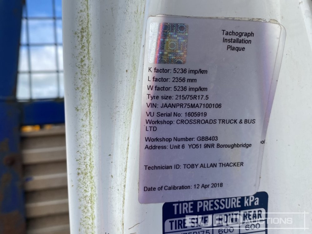 Camión caja abierta para transporte de equipos pesados 2010 Isuzu N75.190: foto 39