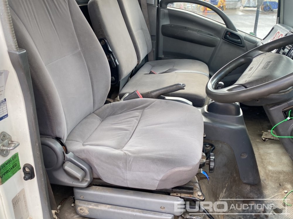 Camión caja abierta para transporte de equipos pesados 2010 Isuzu N75.190: foto 31