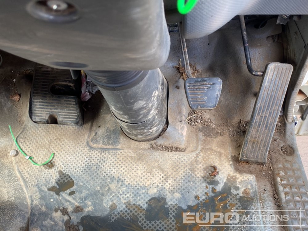 Camión caja abierta para transporte de equipos pesados 2010 Isuzu N75.190: foto 37