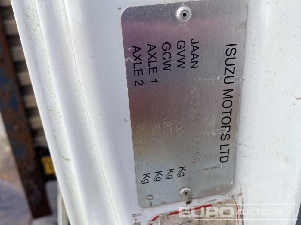 Camión caja abierta para transporte de equipos pesados 2010 Isuzu N75.190: foto 38