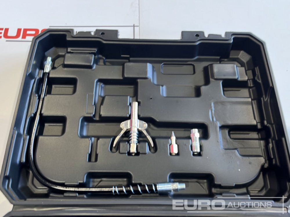 Boss 21 Volt Lithium Battery Cordless Grease Gun, 2 Batteries, Charger, Case, Shoulder Strap, Extension Pieces and Fittings (Cont 47, 36 boxes 144pc NEW STOCK) - Equipo de taller: foto 4 Boss 21 Volt Lithium Battery Cordless Grease Gun, 2 Batteries, Charger, Case, Shoulder Strap, Extension Pieces and Fittings (Cont 47, 36 boxes 144pc NEW STOCK) - Equipo de taller: foto 4