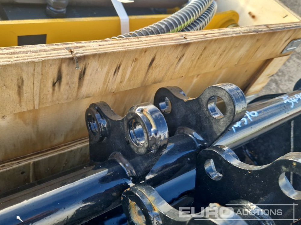 Implemento para Excavadora Unused JPC Hydraulic Breaker, 32" Ditching Bucket, 8" Digging Bucket to suit Mini Excavator: foto 9