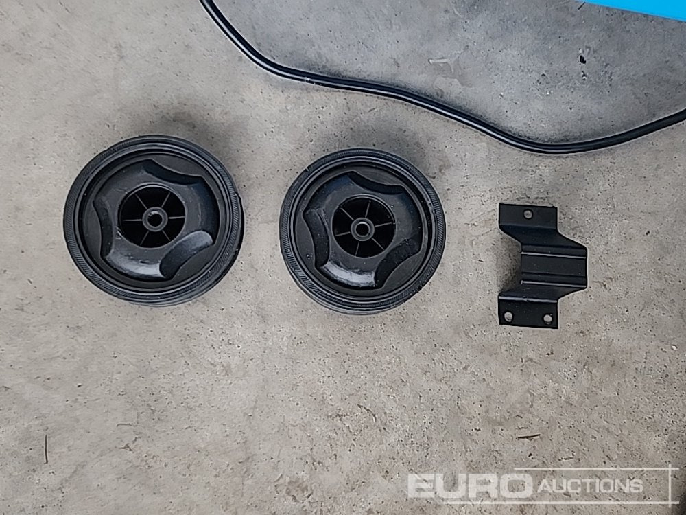 Maranello 530 12/24 Volt Battery Charger & Neilsen 3500W Power Inverter (2 of) - Equipo de taller: foto 5 Maranello 530 12/24 Volt Battery Charger & Neilsen 3500W Power Inverter (2 of) - Equipo de taller: foto 5