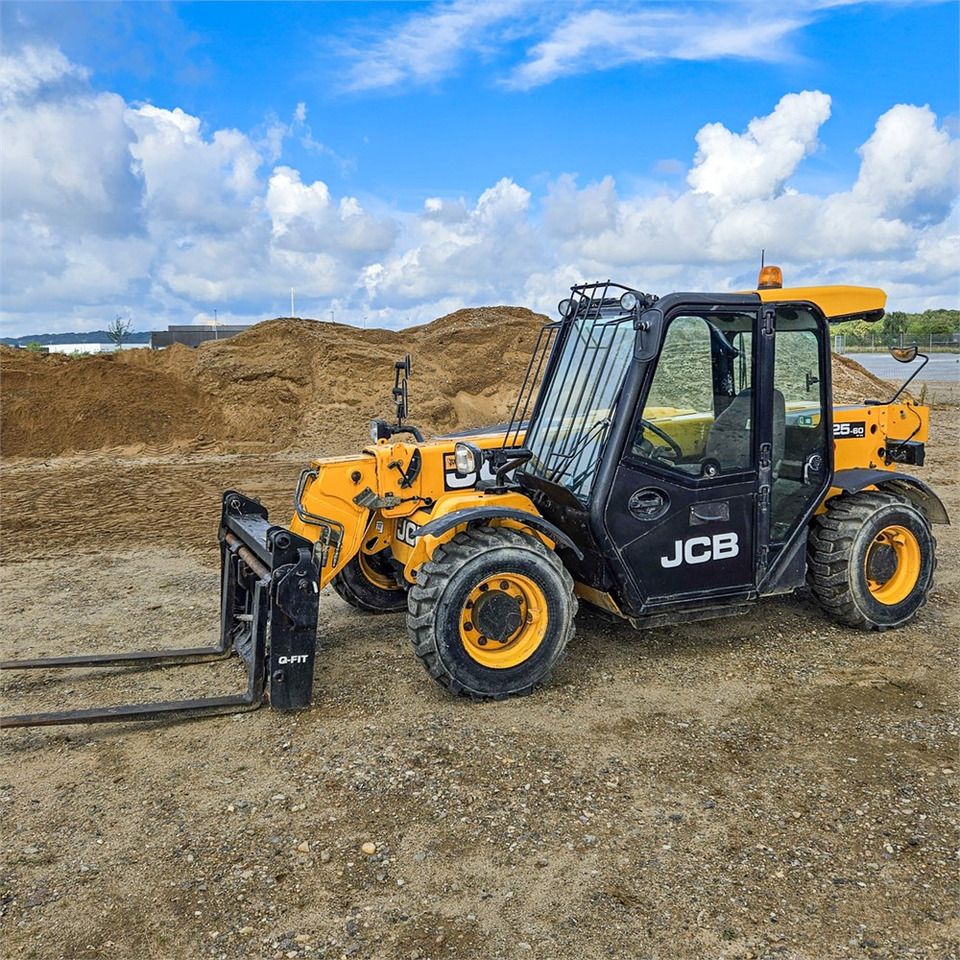 JCB 525-60T4 - Manipulador telescópico: foto 1 JCB 525-60T4 - Manipulador telescópico: foto 1