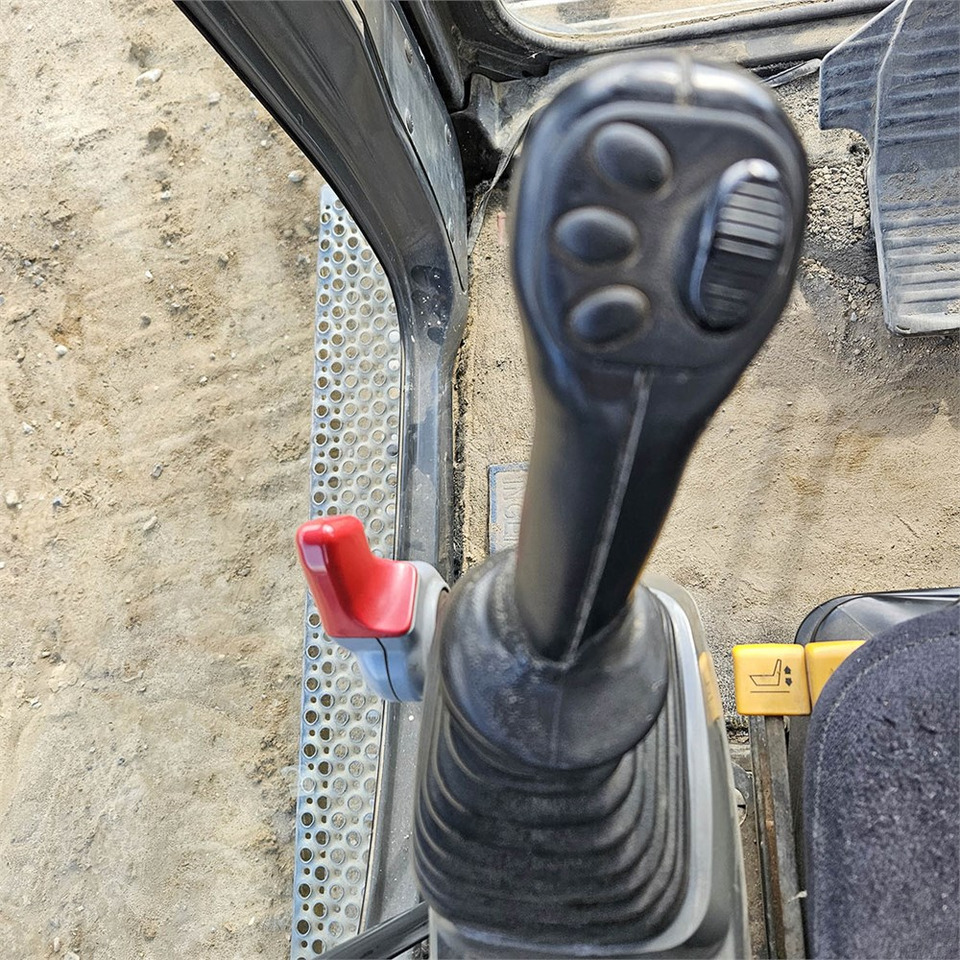 Excavadora de cadenas Komatsu PC240 LC-8: foto 12
