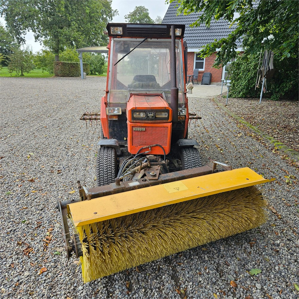 Kubota B8200 - Tractor municipal: foto 3 Kubota B8200 - Tractor municipal: foto 3