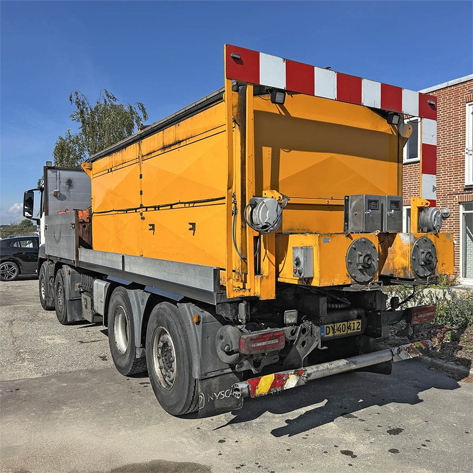 MAN TG 35. 8x2-6 BL - Camión caja abierta, Distribuidor de asfalto: foto 4 MAN TG 35. 8x2-6 BL - Camión caja abierta, Distribuidor de asfalto: foto 4
