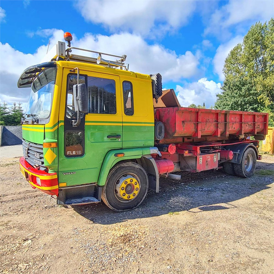Volvo FL612 - Camión con equipo de cable: foto 1 Volvo FL612 - Camión con equipo de cable: foto 1