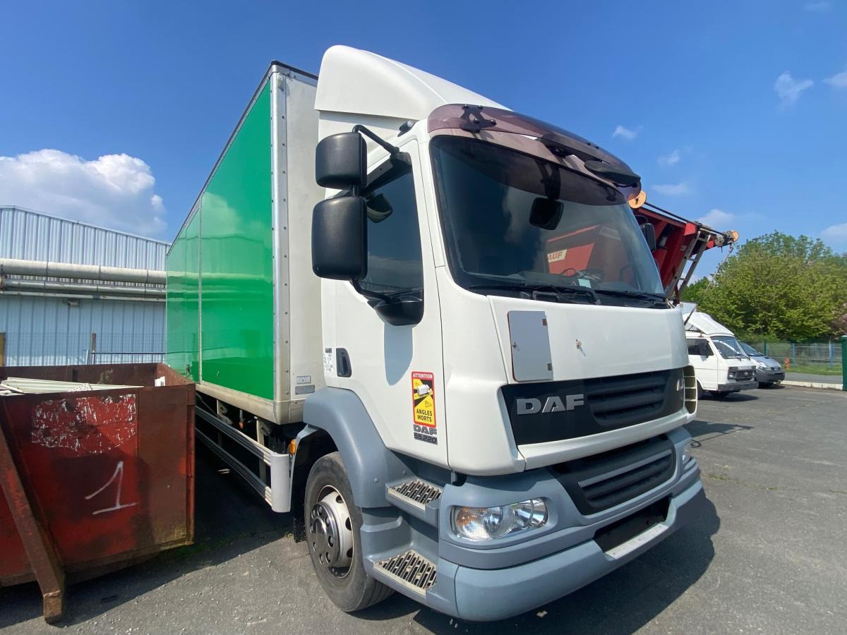 DAF LF 55.220 - Camión caja cerrada: foto 2 DAF LF 55.220 - Camión caja cerrada: foto 2