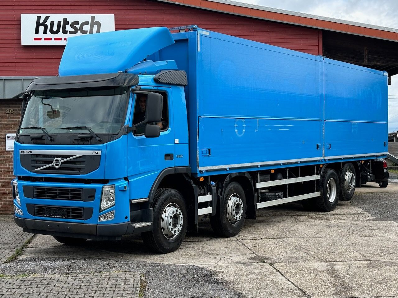 Volvo FM 330 /8x2/ Getränke 10m mit Lbw. 2t - Camión transporte de bebidas: foto 1 Volvo FM 330 /8x2/ Getränke 10m mit Lbw. 2t - Camión transporte de bebidas: foto 1