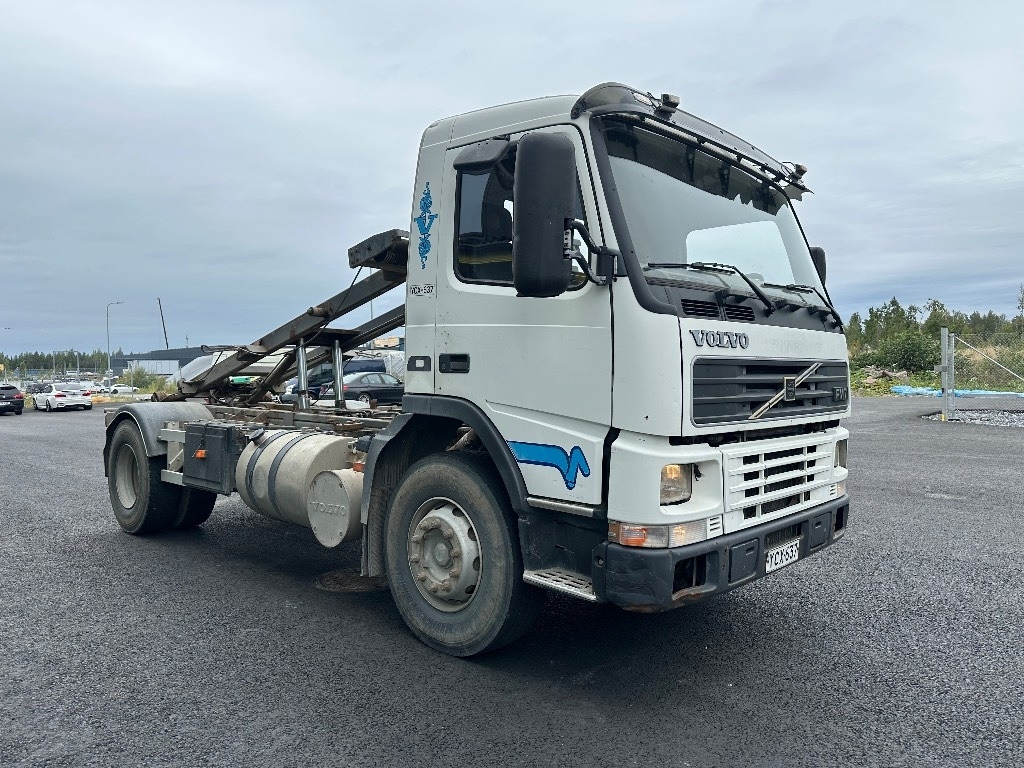Volvo FM7 4x2 vaijerilaitteilla - Camión portacontenedor de cadenas: foto 3 Volvo FM7 4x2 vaijerilaitteilla - Camión portacontenedor de cadenas: foto 3