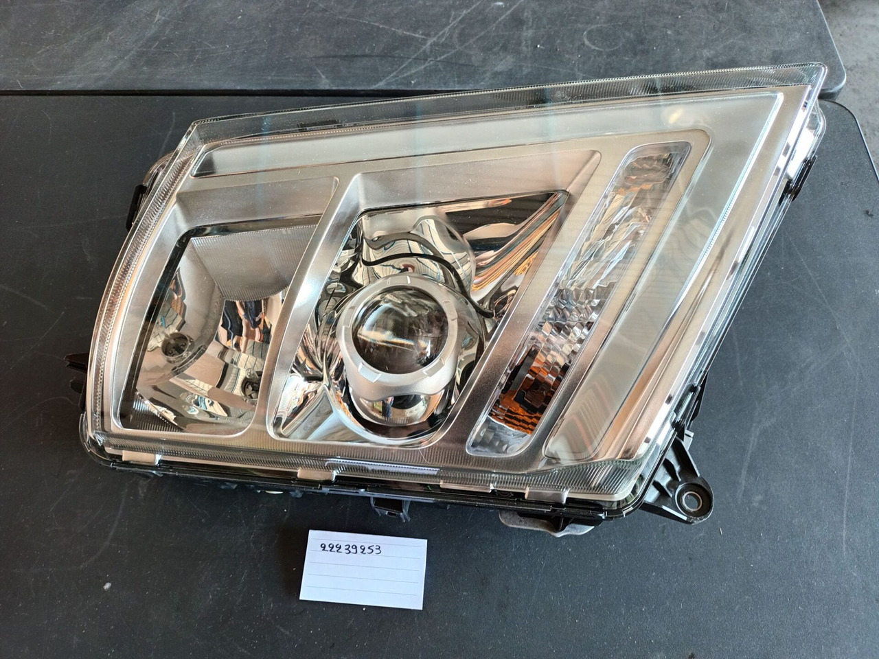 VOLVO HEADLAMP - 22239253 - Faro delantero para Camión: foto 1 VOLVO HEADLAMP - 22239253 - Faro delantero para Camión: foto 1