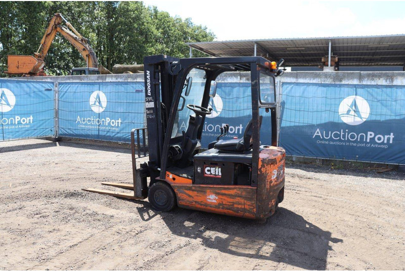 Doosan B15T-5 - Carretilla elevadora eléctrica: foto 3 Doosan B15T-5 - Carretilla elevadora eléctrica: foto 3