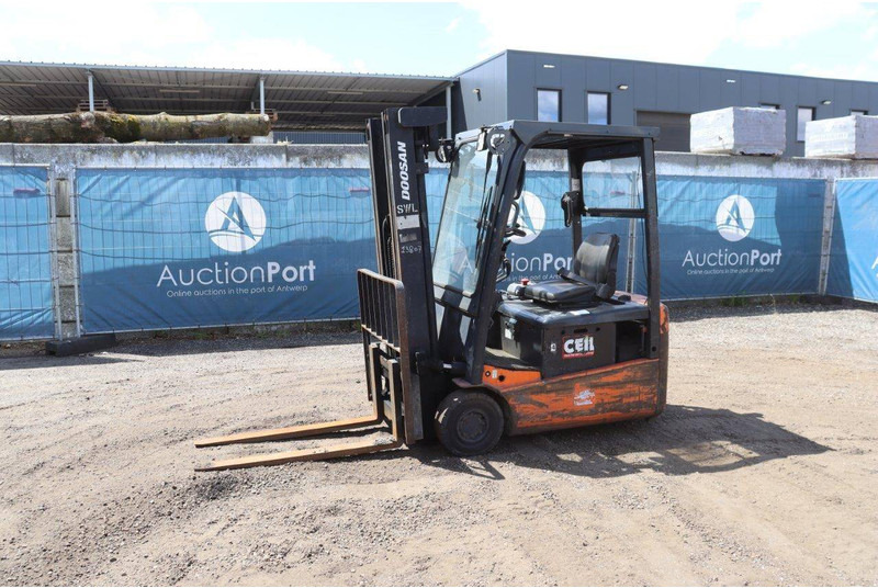 Doosan B15T-5 - Carretilla elevadora eléctrica: foto 1 Doosan B15T-5 - Carretilla elevadora eléctrica: foto 1