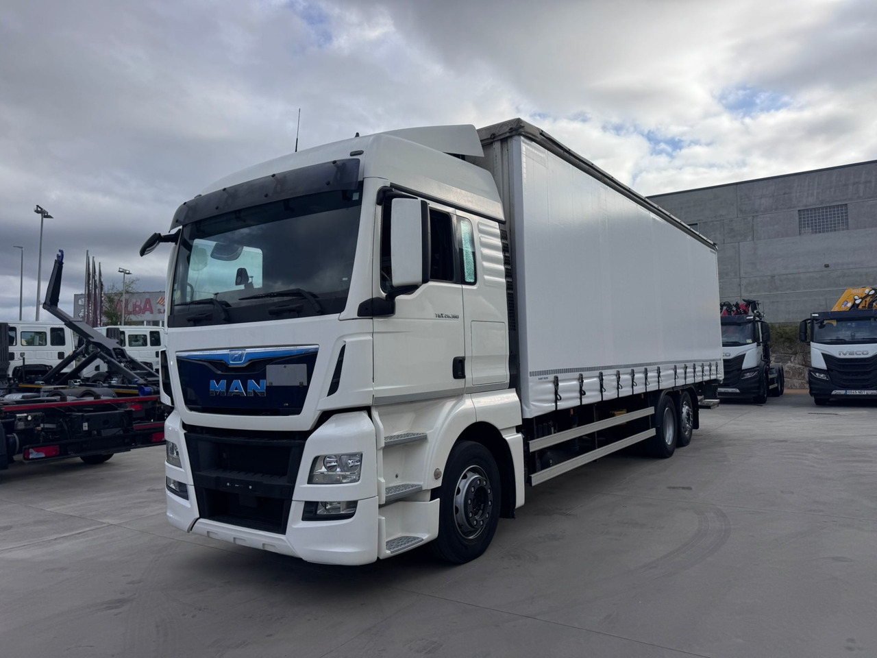 MAN 26.360 L TGX E6 (Tauliner) - Camión lona: foto 1 MAN 26.360 L TGX E6 (Tauliner) - Camión lona: foto 1