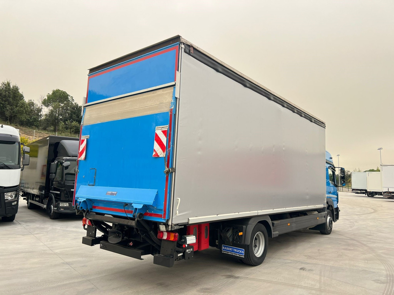 MERCEDES BENZ 13.30L Atego E6 (Tauliner) - Camión lona: foto 3 MERCEDES BENZ 13.30L Atego E6 (Tauliner) - Camión lona: foto 3