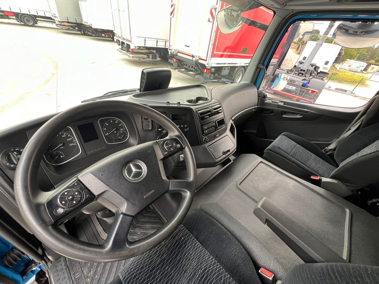 MERCEDES BENZ 13.30L Atego E6 (Tauliner) - Camión lona: foto 5 MERCEDES BENZ 13.30L Atego E6 (Tauliner) - Camión lona: foto 5