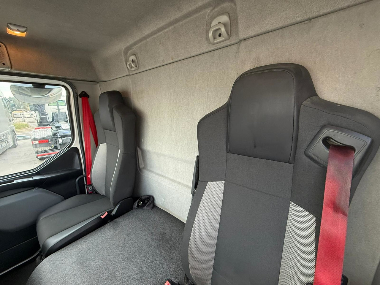 Camión lona RENAULT D12.240 E6 (Tauliner): foto 6