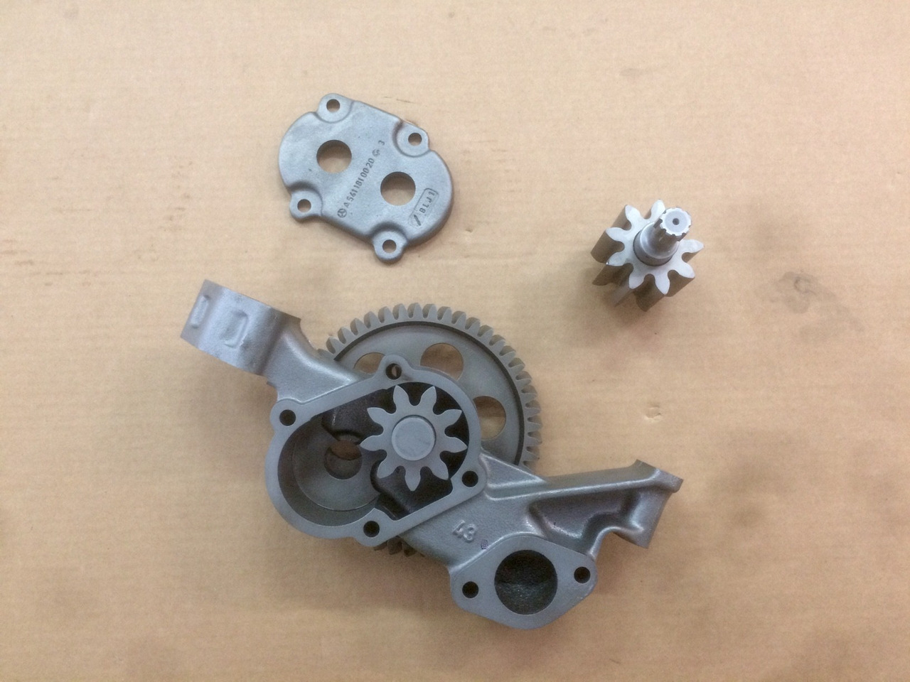 POMPA OLIO MOTORE MERCEDES OM457HLA - Bomba de aceite para Camión: foto 2 POMPA OLIO MOTORE MERCEDES OM457HLA - Bomba de aceite para Camión: foto 2