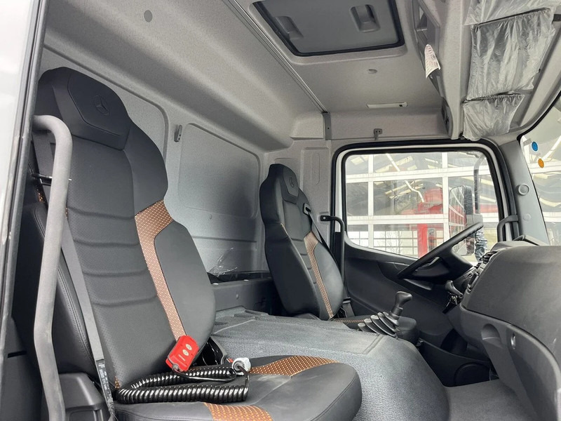 Foto del interior 3: Camión frigorífico nuevo Mercedes-Benz Atego 1725 4x4 Refrigerator Truck (6 units)